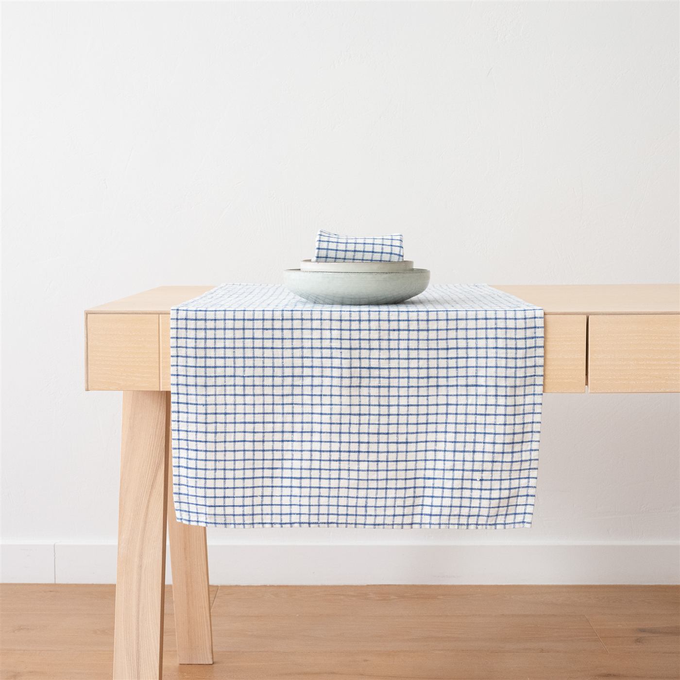 Camino de mesa de lino Graphic Check azul y blanco