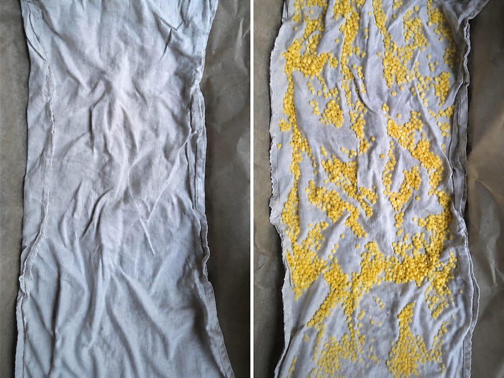 Tela de lino antes y después de distribuir uniformemente la cera de abeja