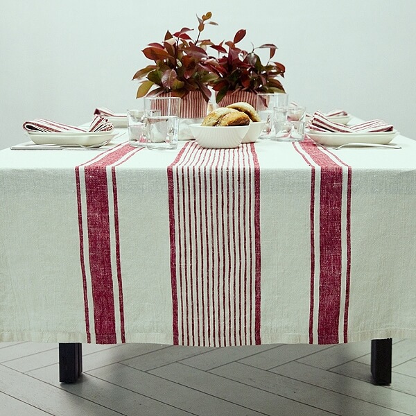 Mesa puesta con mantel de lino de rayas rojas