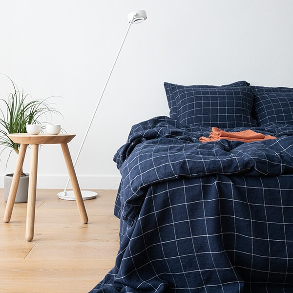 Ropa de cama de lino natural en capas con acabado relajado