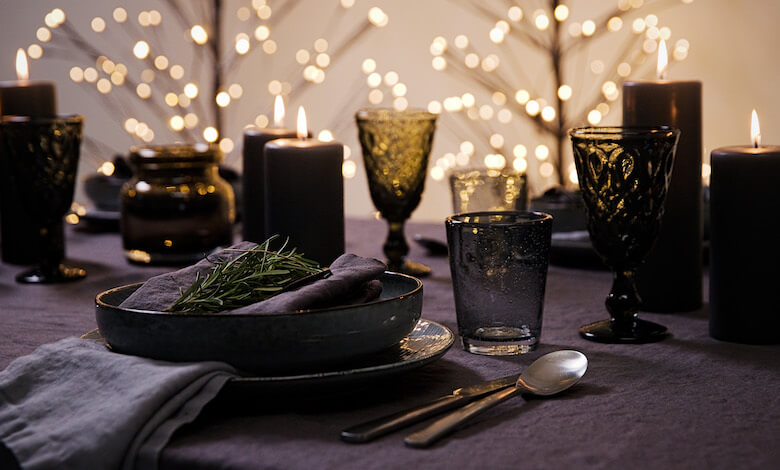 Servilletas de lino en una mesa decorada para Navidad