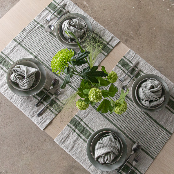Mesa festiva con lino verde bosque y follaje