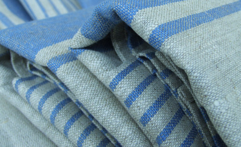 Toallas huckaback de lino con rayas azules dobladas