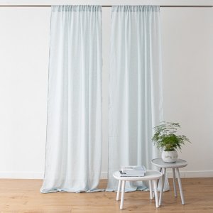 Cortinas de lino que filtran la luz natural
