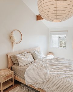 Ropa de cama de lino a rayas en un dormitorio luminoso