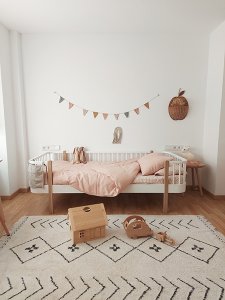 Dormitorio infantil decorado con ropa de cama de lino