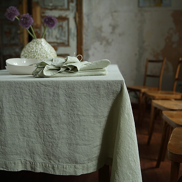 Mantel y servilletas de lino planchados sobre una mesa