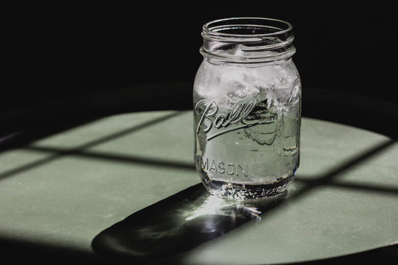 Vaso de agua junto a la cama en una noche cálida de verano