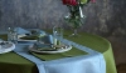 Mesa vestida con mantel y servilletas de lino natural