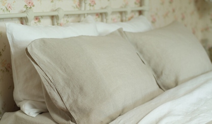Ropa de cama de lino lavado a la piedra en blanco y natural