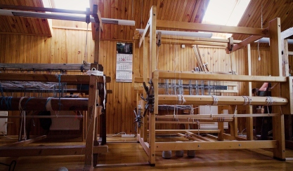 Tres generaciones de la familia LinenMe en su taller de lino