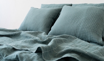 Ropa de cama Arctic verde en un dormitorio sereno