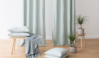 Cortinas de lino Sea Foam en un interior luminoso de primavera