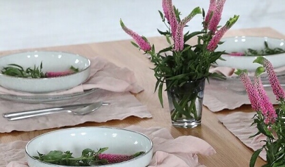 Mesa elegante puesta con textiles de lino