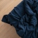 Ropa de cama de lino azul marino y gris doblada