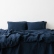 Vista de cerca de ropa de cama de lino lavado azul marino