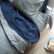 Sábana encimera de lino azul marino sobre ropa de cama de lino gris