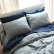 Sábana encimera de lino azul marino combinada con ropa de cama gris